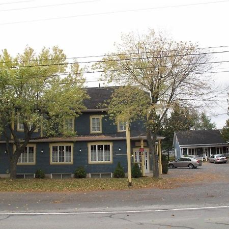 Hotel Fleurs Karaibes Saint-Alexandre-de-Kamouraska ภายนอก รูปภาพ