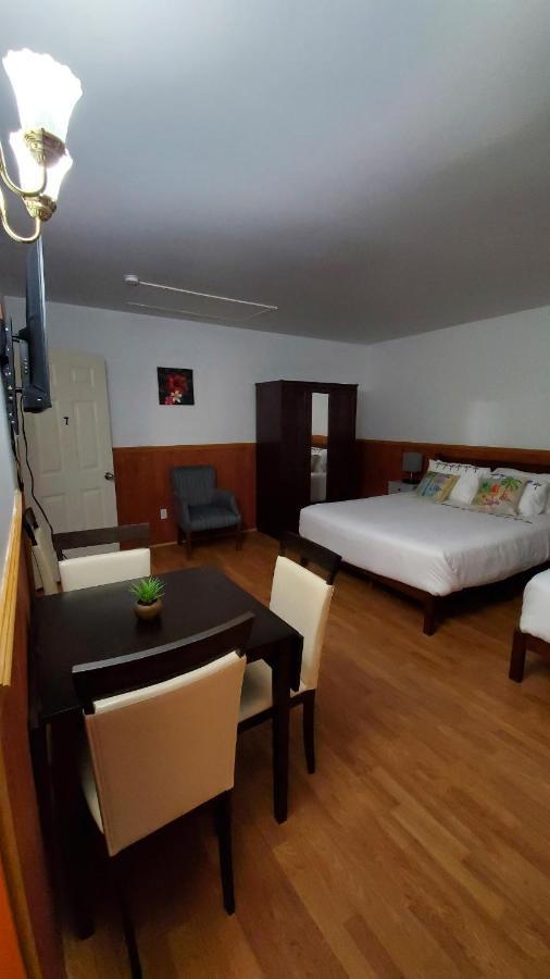 Hotel Fleurs Karaibes Saint-Alexandre-de-Kamouraska ภายนอก รูปภาพ