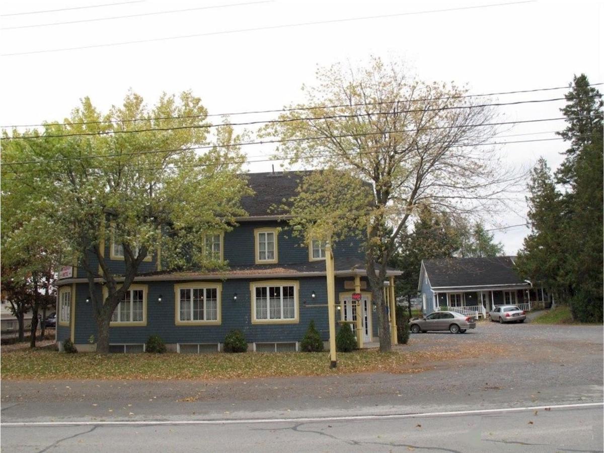 Hotel Fleurs Karaibes Saint-Alexandre-de-Kamouraska ภายนอก รูปภาพ