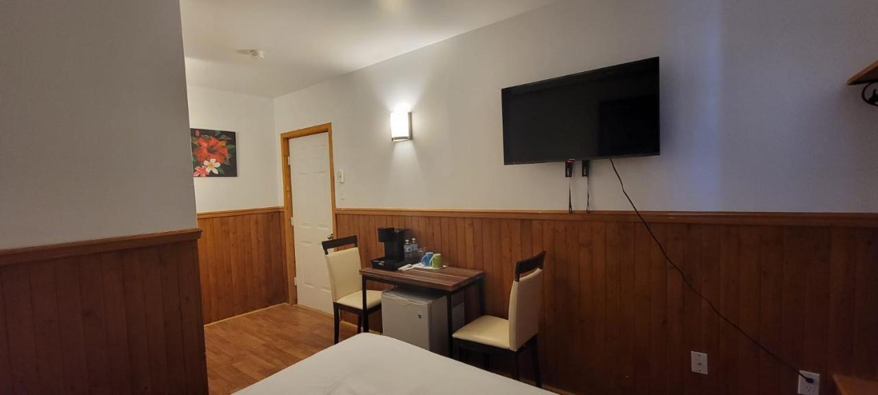 Hotel Fleurs Karaibes Saint-Alexandre-de-Kamouraska ภายนอก รูปภาพ
